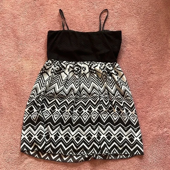 Black and White Flowy Lace Dress Size L - Picture 5 of 8